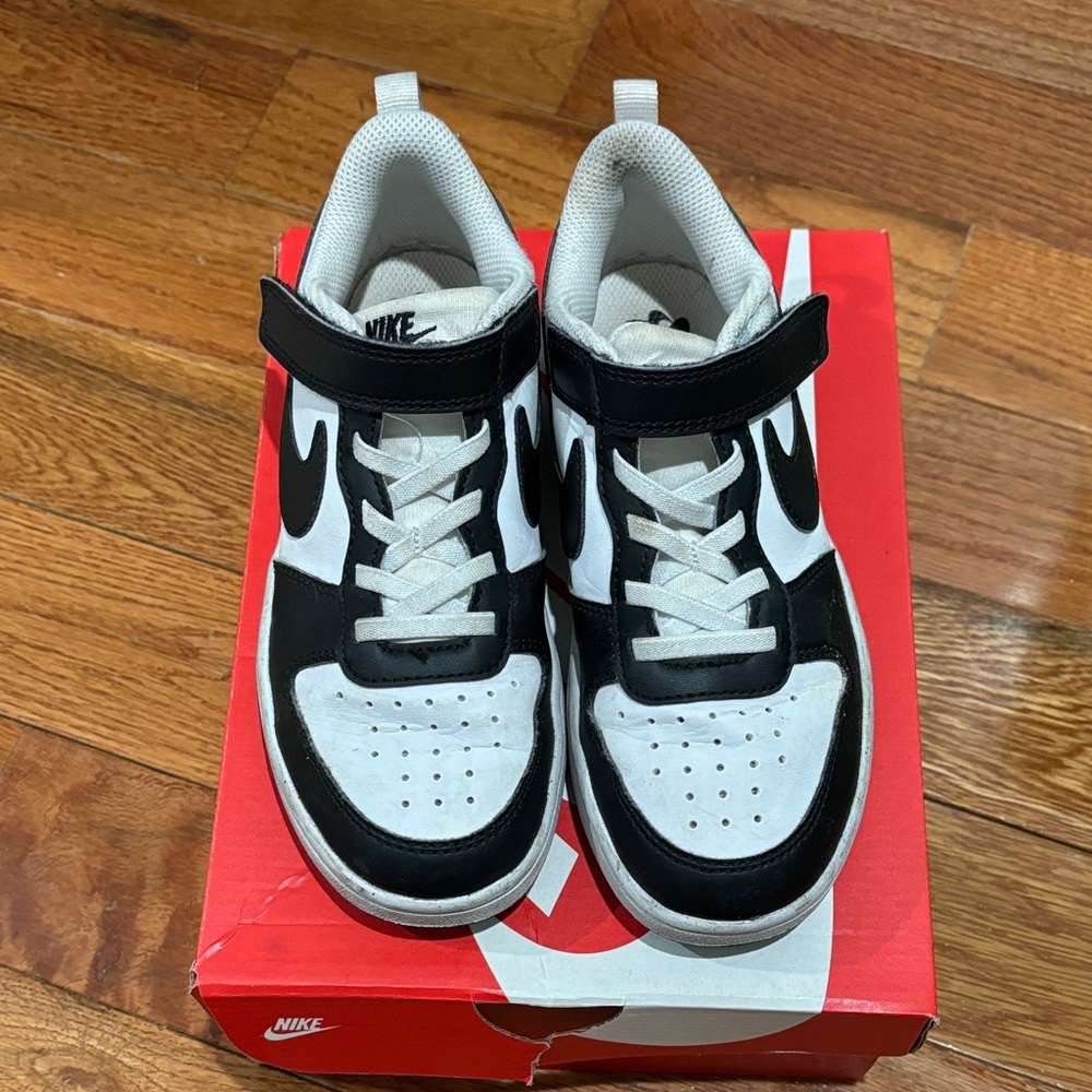 Nike Kids Black and White Low-Top Sneakers with Hook-and-Loop Strap